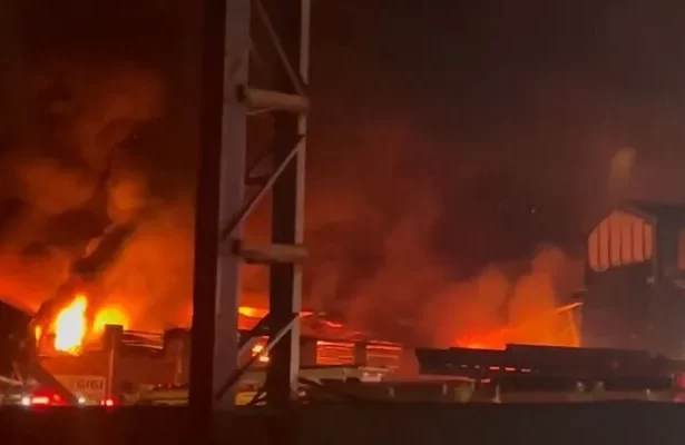 آتش‌سوزی مهیب در یک مجتمع‌ تجاری مسکونی در ساری