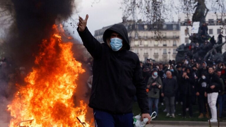 حمله معترضان در فرانسه به خانه یک شهردار حومه پاریس