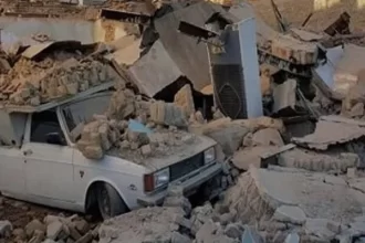 همچنین، به دلیل نگرانی از وقوع زلزله‌های احتمالی دیگر، تعدادی از مردم این منطقه و برخی نقاط شیراز تصمیم گرفتند که ساعات بامداد جمعه را خارج از خانه‌های خود بگذرانند. فرهاد سعیدی، مدیرکل مدیریت بحران استانداری فارس، اعلام کرد که این زلزله با قدرت 4.9 در ساعت 2 و 13 دقیقه بامداد جمعه، تاثیر گذار بوده و منجر به مصدومیت حداقل 7 نفر شده است. او افزود که تیم‌های ارزیاب هلال احمر به منطقه خان زنیان، که مرکز اصلی این زلزله بوده، اعزام شده‌اند تا در مواجهه با این وضعیت اقدامات اورژانسی لازم را انجام دهند.