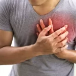 علائمی که نشان می‌دهد دچار حمله قلبی شده اید: تشخیص و واکنش فوری
