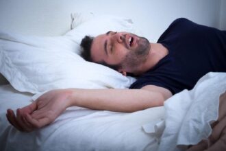 حرف زدن در خواب: علل و راه‌حل‌های موثر برای مدیریت این پدیده خوابناکی