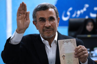 محمود احمدی‌نژاد کاندیدای انتخابات ریاست‌جمهوری شد