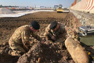 کشف بمب‌های به‌جامانده از داعش در دیوار مسجد تاریخی موصل