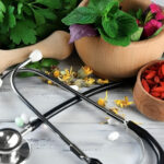 طب سنتی ایرانی: درمان مکمل یا تهدید پنهان؟