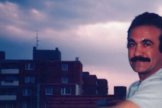 یادبود فریدون فرخزاد در آلمان؛ بزرگداشتی برای صدای خاموش‌شده آزادی