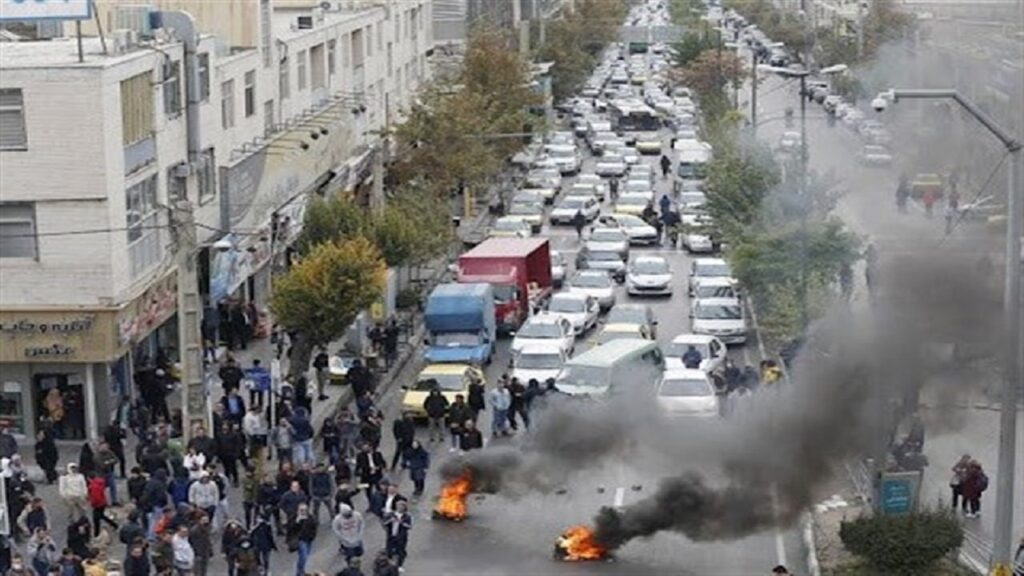 آبان؛ یادآوری زخمی که هنوز تازه است