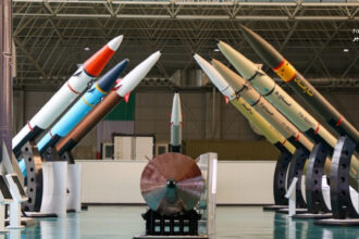 صادق زیباکلام: جمهوری اسلامی با وقت‌کشی به دنبال ساخت سلاح هسته‌ای است