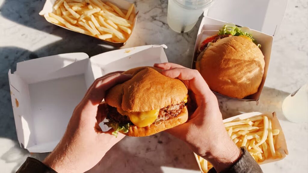 خطرات فست فود: تهدیدی خاموش که روز به روز در بدن ما رخنه می‌کن
