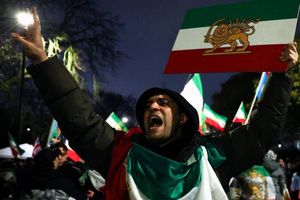 اعتراضات ایران به فاجعه تبدیل شد: کارمند هلال احمر کشته شد