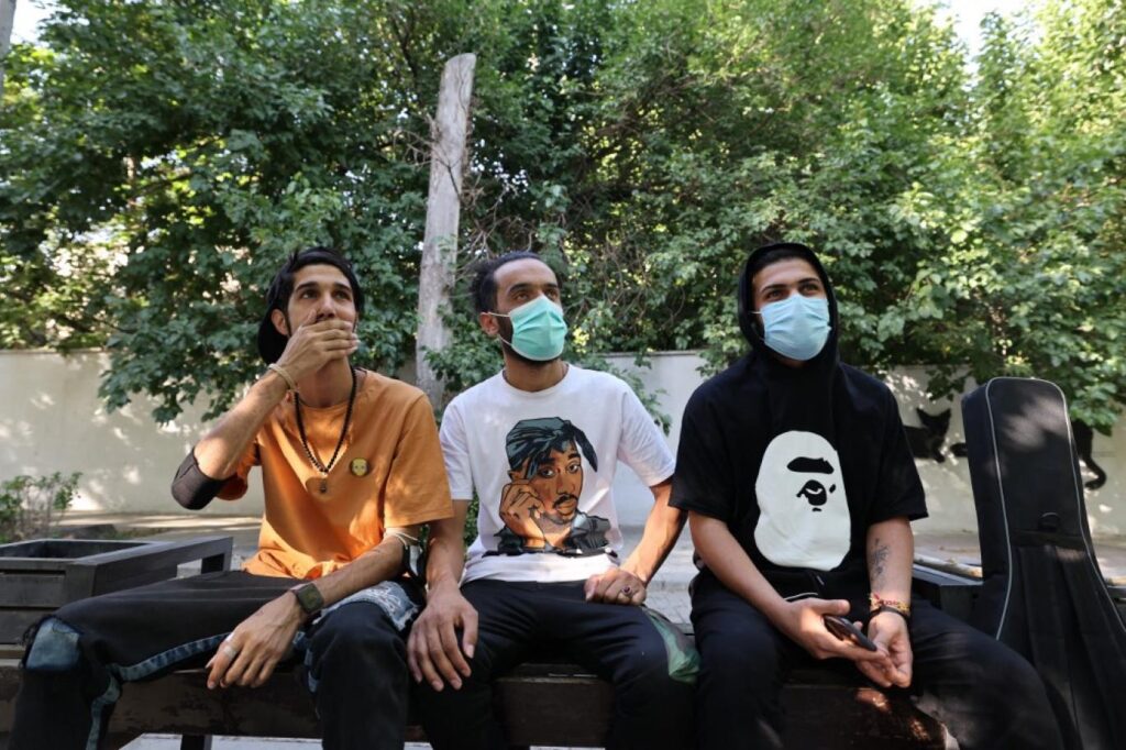 جوانان ایرانی آنلاین : ابزاری برای تغییر یا عرصه‌ای برای سرکوب در بحبوحه قطعی شبکه؟