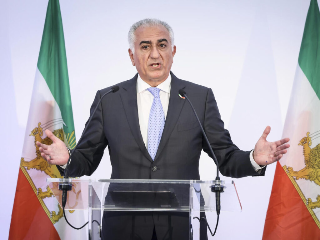 پیام رضا پهلوی به قربانیان، بحثهای گستردهای را در مورد آینده ایران برانگیخته است 4 پیام رضا پهلوی به قربانیان، بحثهای گستردهای را در مورد آینده ایران برانگیخته است