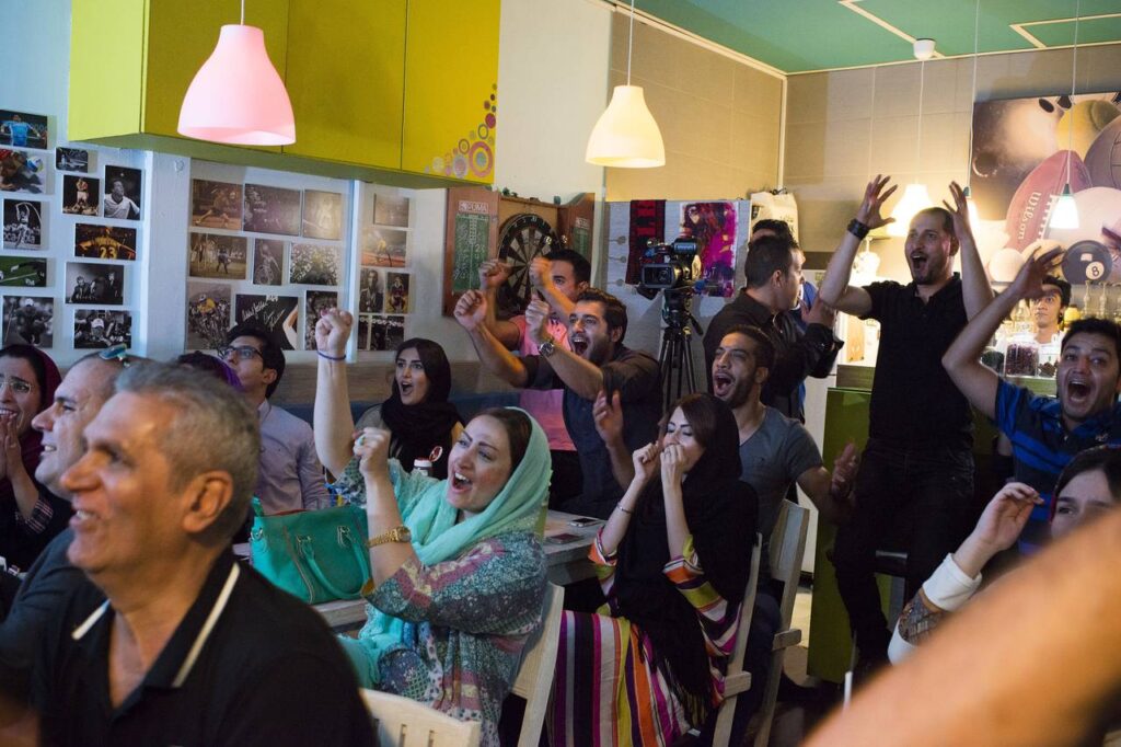 جوانان ایرانی آنلاین : ابزاری برای تغییر یا عرصه‌ای برای سرکوب در بحبوحه قطعی شبکه؟