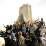 جوانان ایرانی آنلاین : ابزاری برای تغییر یا عرصه‌ای برای سرکوب در بحبوحه قطعی شبکه؟