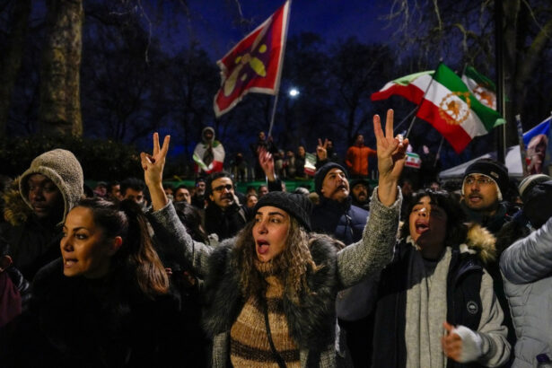 اعتراضات ایران به فاجعه تبدیل شد: کارمند هلال احمر کشته شد