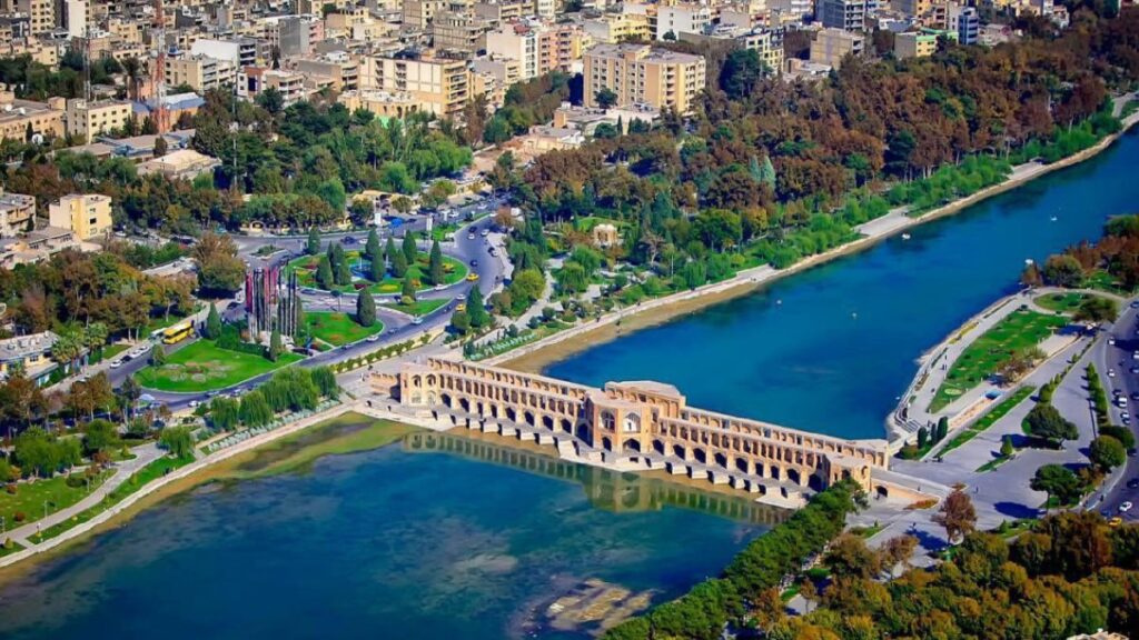 گردشگری داخلی در ایران: فرار از بحران‌ها یا کشف زیبایی‌های سرزمین مادری؟