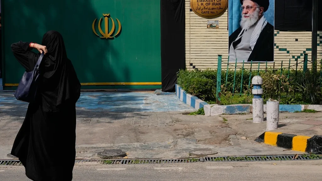 نظام سیاسی ایران؛ انقلاب مقدس یا تمرکز قدرت پس از خمینی؟