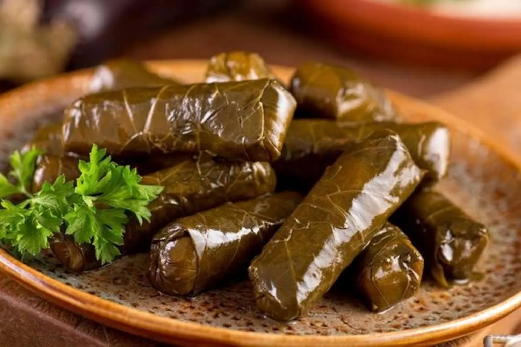 دلمه برگ مو شامی طعم شرقی اصیل و خاص