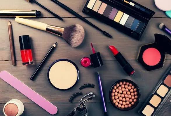 آرایش به عنوان وسیله‌ای برای بیان شخصیت و هویت